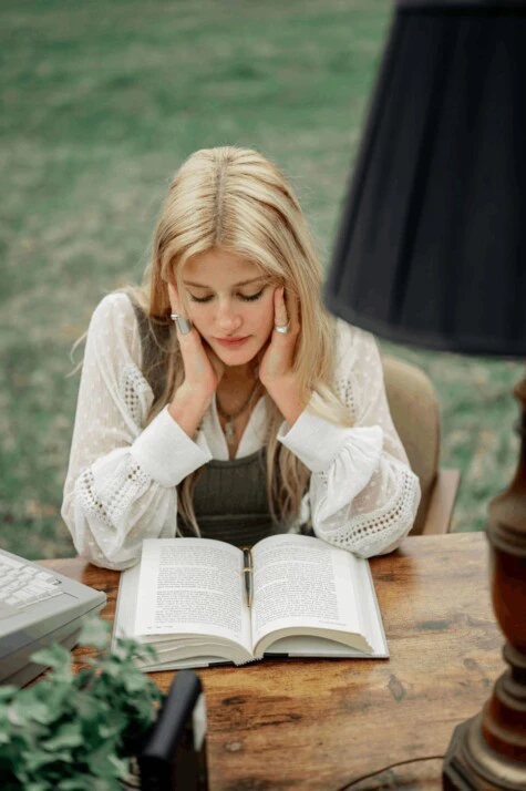 Woman in the process of reading actively in the 3rd step.