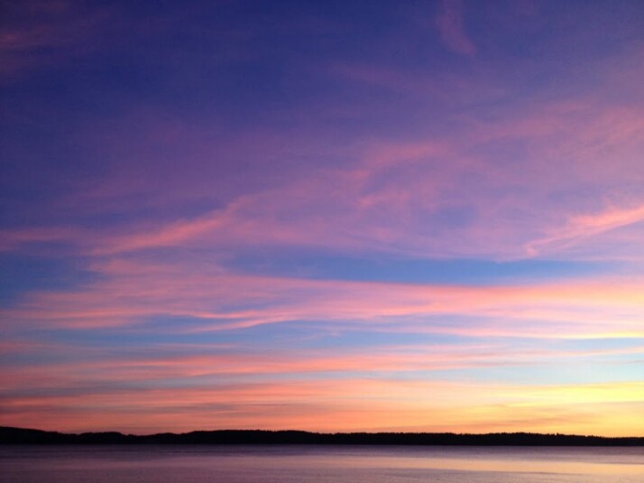 A beautiful photo of the sky with blue and orange hues.