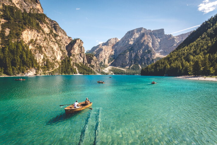 A beautiful view of the pristine blue waters and the tall mountains.