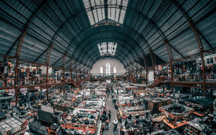 picture of a huge open air market in guanajuato, mexico.