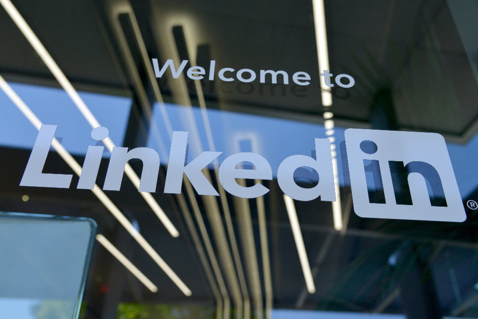 A glass panel that reads Welcome to LinkedIn with the trademark sign.