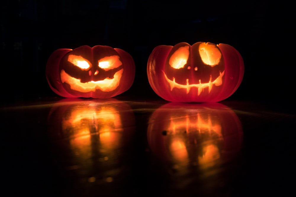 A picture of a pair of jack o'lanterns.