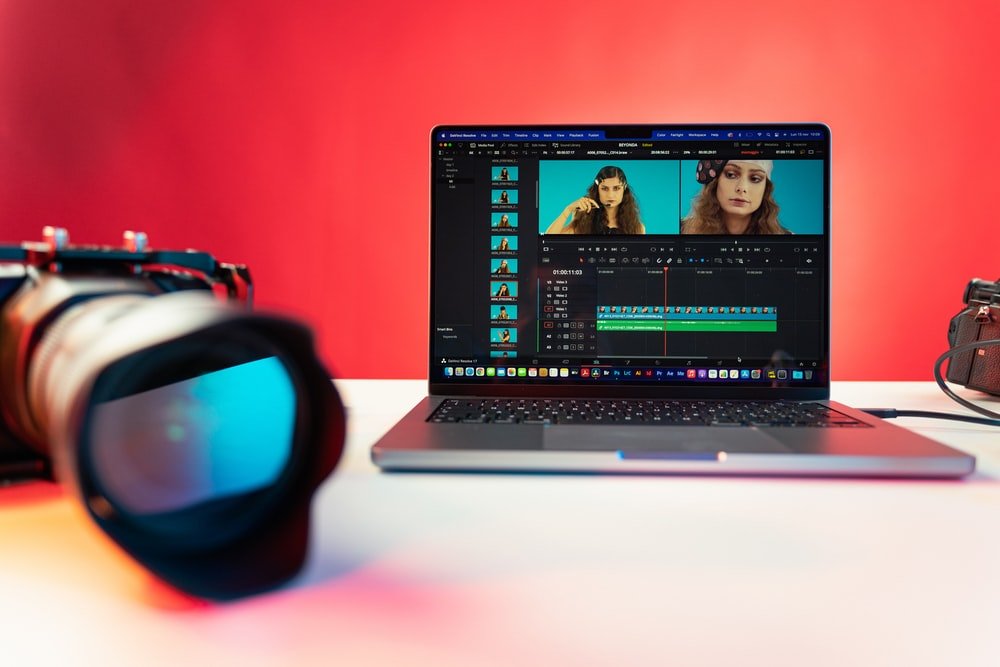 There are many excellent video editing software, whether you're using Windows, Mac, or a smartphone.